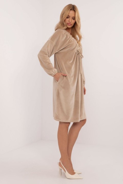 Sukienka Model DHJ-SK-19890.86P Beige - Italy Moda Sukienka Model DHJ-SK-19890.86P Beige - Italy Moda