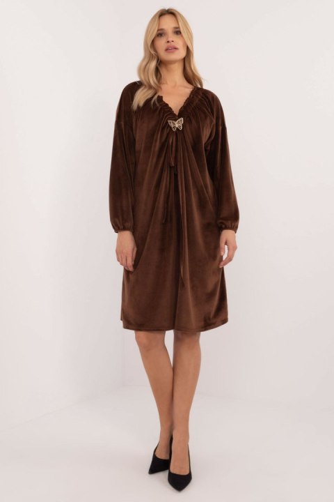 Sukienka Model DHJ-SK-19890.86P Brown - Italy Moda Sukienka Model DHJ-SK-19890.86P Brown - Italy Moda