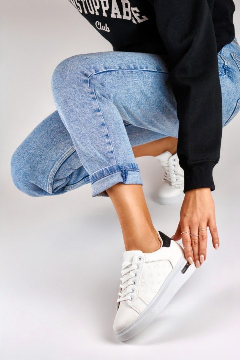 Buty sportowe z ozdobnym tyłem - 40 Primohurt Buty sportowe z ozdobnym tyłem - 40 Primohurt