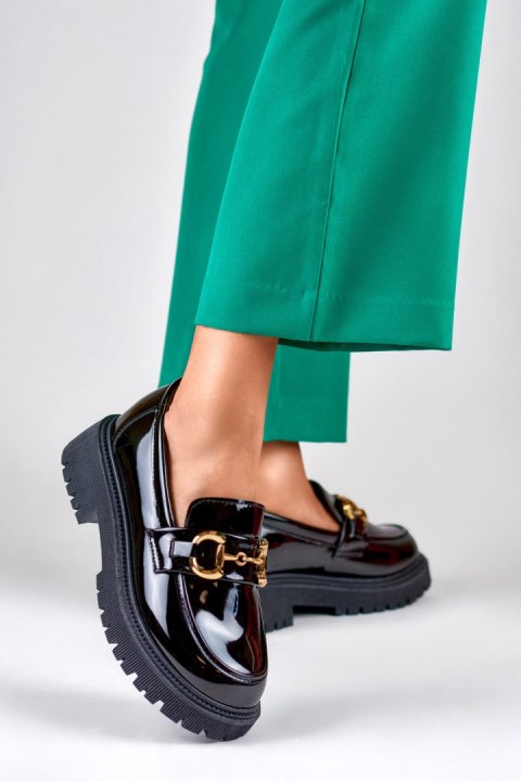 Lakierowane czarne loafersy damskie z ozdobą - 39 Primohurt Lakierowane czarne loafersy damskie z ozdobą - 39 Primohurt