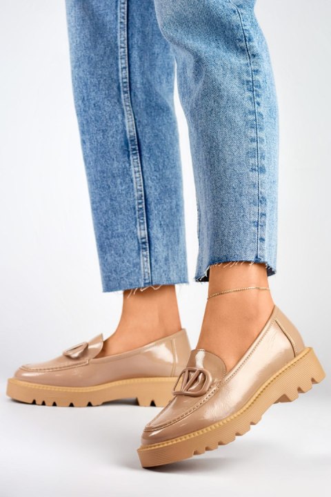 Lakierowane beżowe loafersy damskie - 37 Primohurt Lakierowane beżowe loafersy damskie - 37 Primohurt