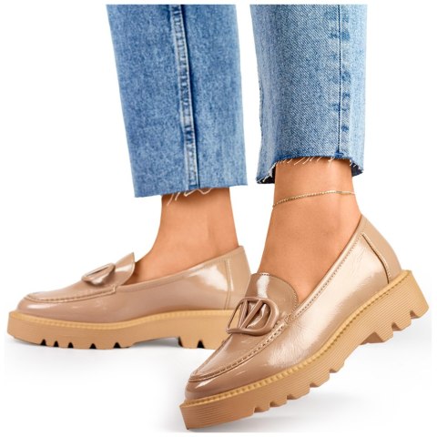 Lakierowane beżowe loafersy damskie - 40 Primohurt Lakierowane beżowe loafersy damskie - 40 Primohurt