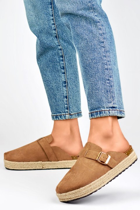 Zakryte klapki espadryle damskie ze sprzączką jasny brąz - 37 Primohurt Zakryte klapki espadryle damskie ze sprzączką jasny brąz - 37 Primohurt