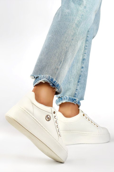 Białe sneakersy damskie na grubej podeszwie - 38 Primohurt Białe sneakersy damskie na grubej podeszwie - 38 Primohurt