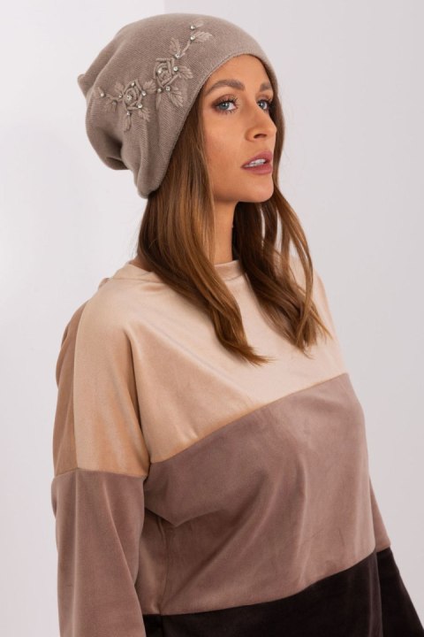 Czapka Model AT-CZ-2329.79 Dark Beige - AT Czapka Model AT-CZ-2329.79 Dark Beige - AT
